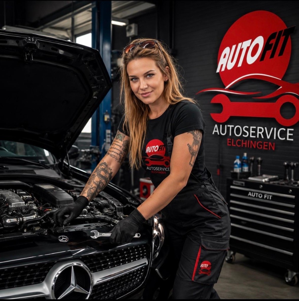 Mitarbeiterin von Autoservice Elchingen am offenen Motorraum, AUTOFIT-Branding in der Halle